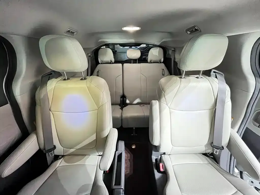 Toyota Sienna — фото 2