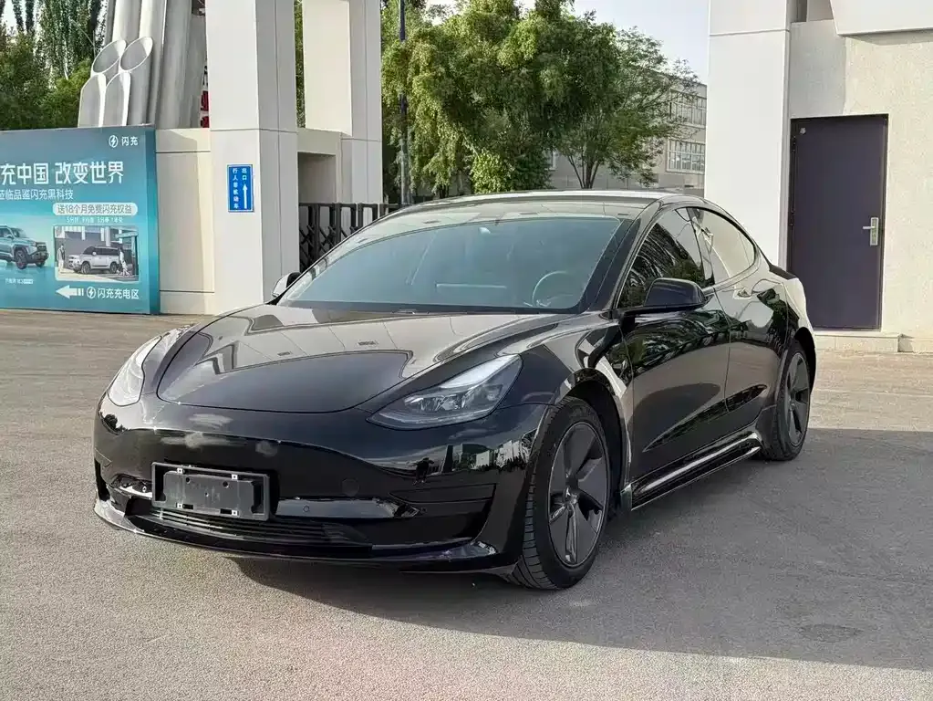 Tesla Model 3 — фото 1