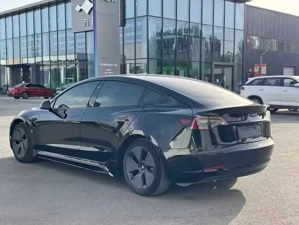 Tesla Model 3 — фото 3