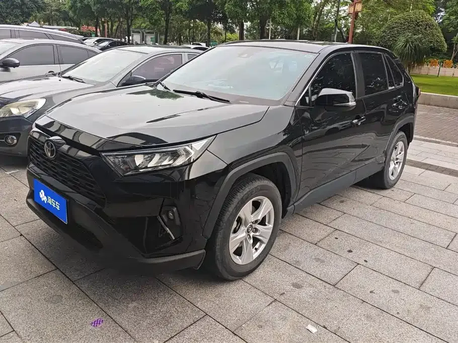 Toyota RAV4 — фото 1