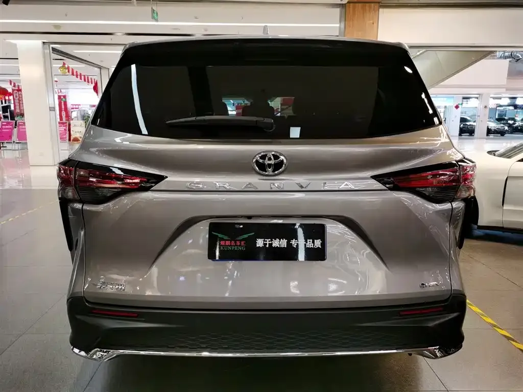 Toyota Granvia — фото 6