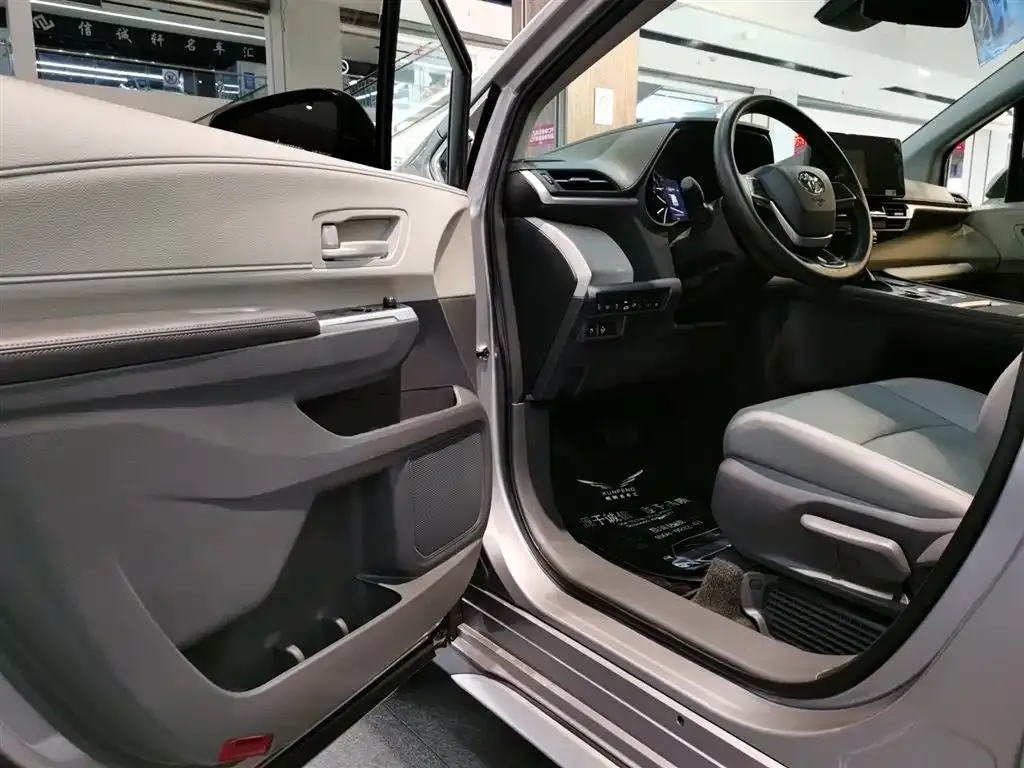 Toyota Granvia — фото 9