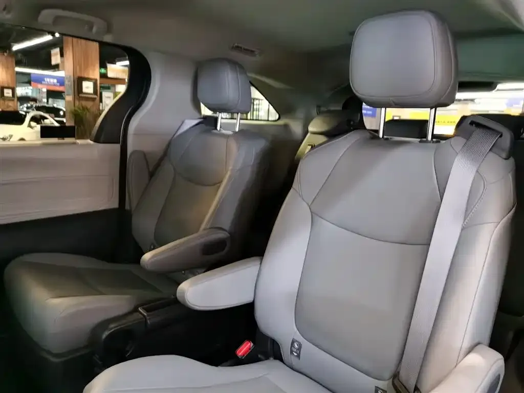 Toyota Granvia — фото 2