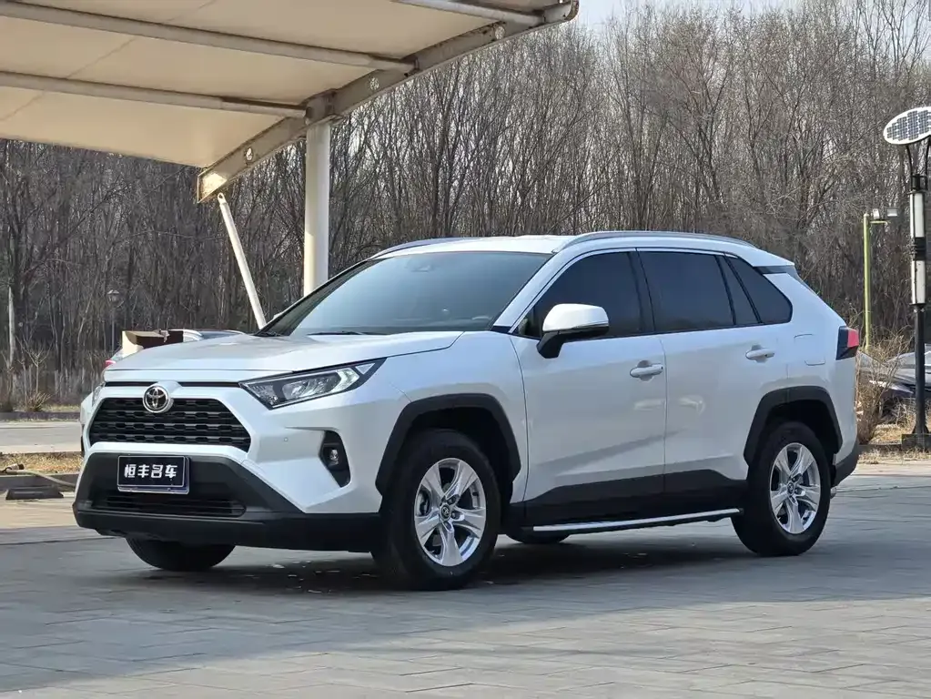 Toyota RAV4 — фото 1