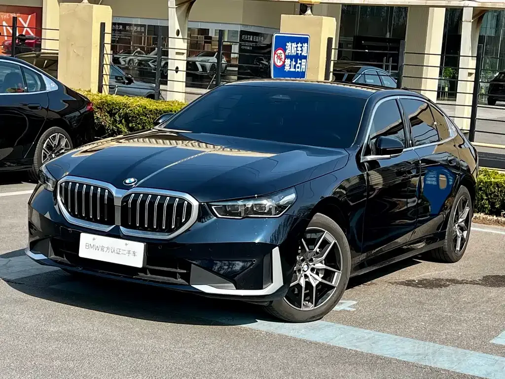BMW 5 Series — фото 1