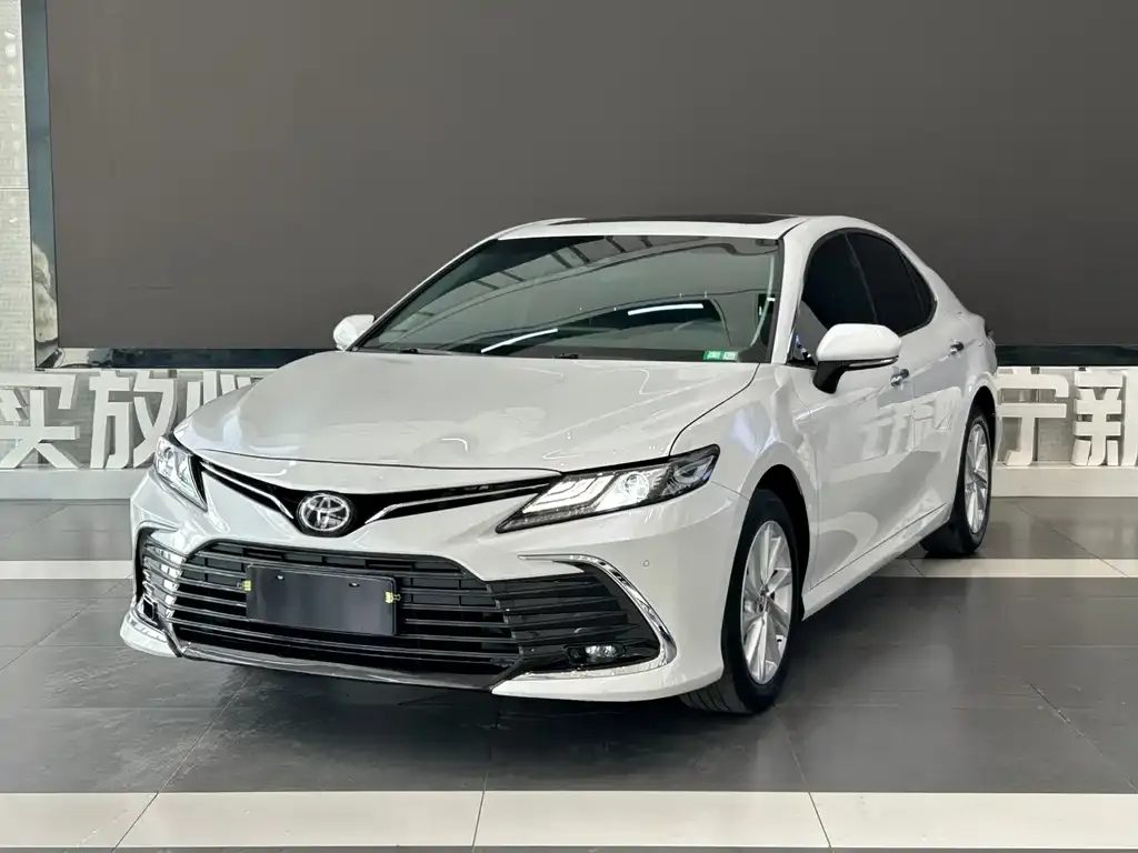 Toyota Camry — фото 1