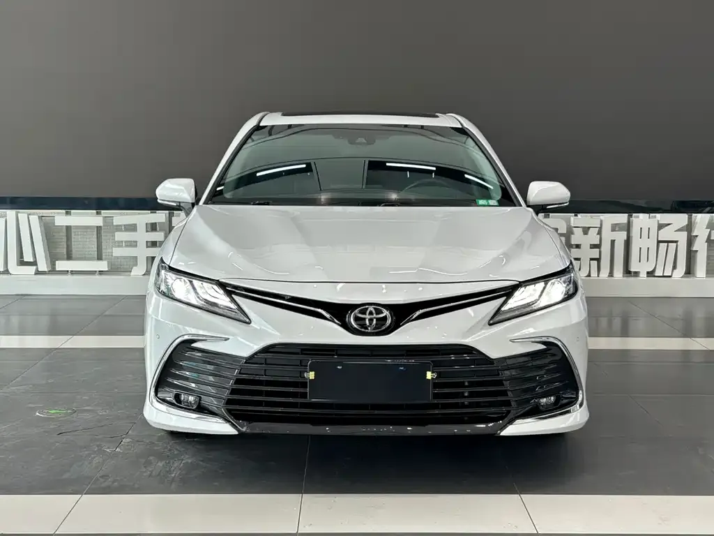 Toyota Camry — фото 2