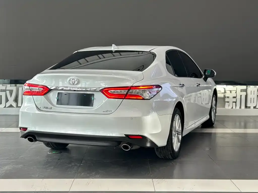 Toyota Camry — фото 5
