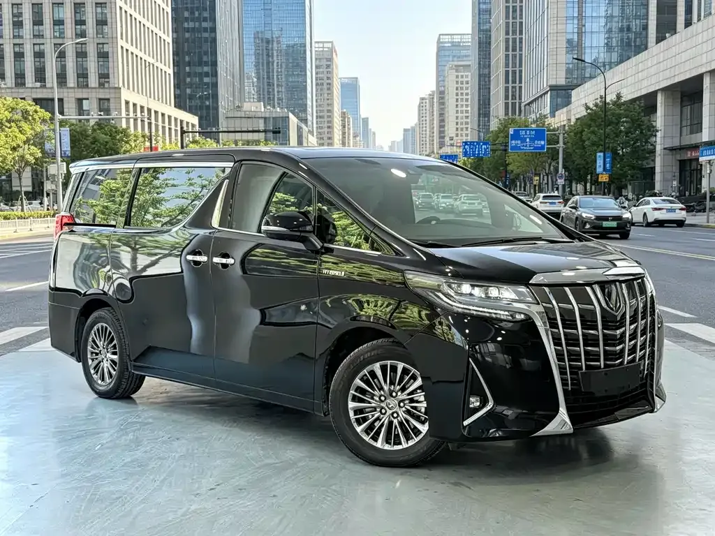 Toyota Alphard — фото 1
