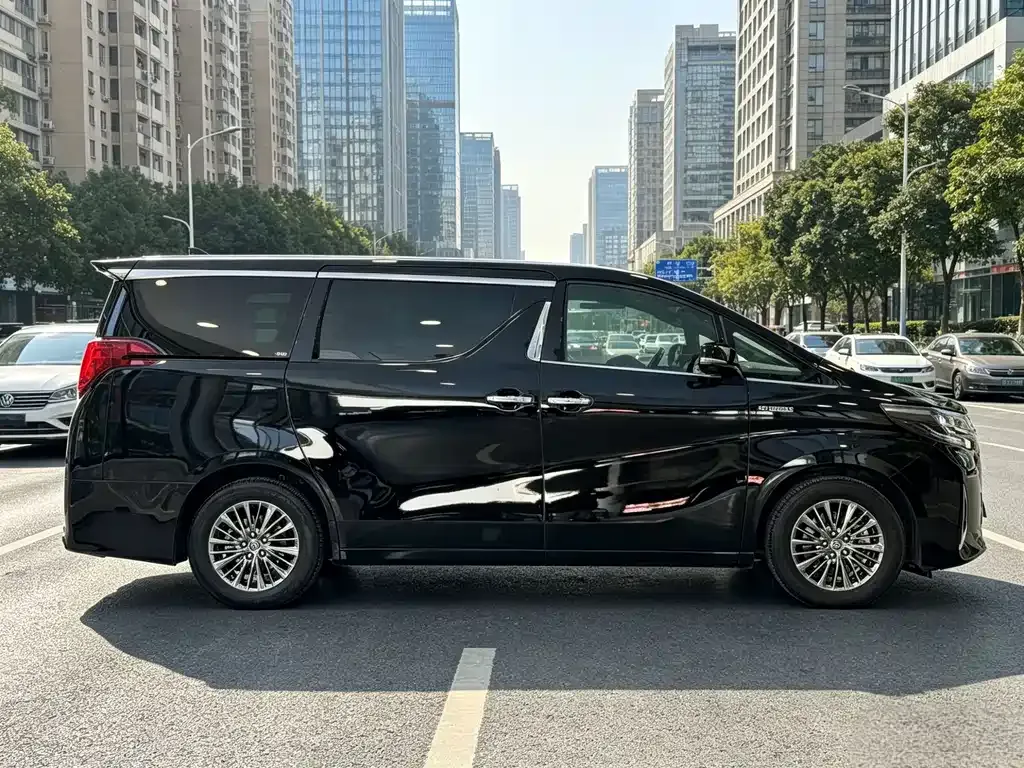 Toyota Alphard — фото 4
