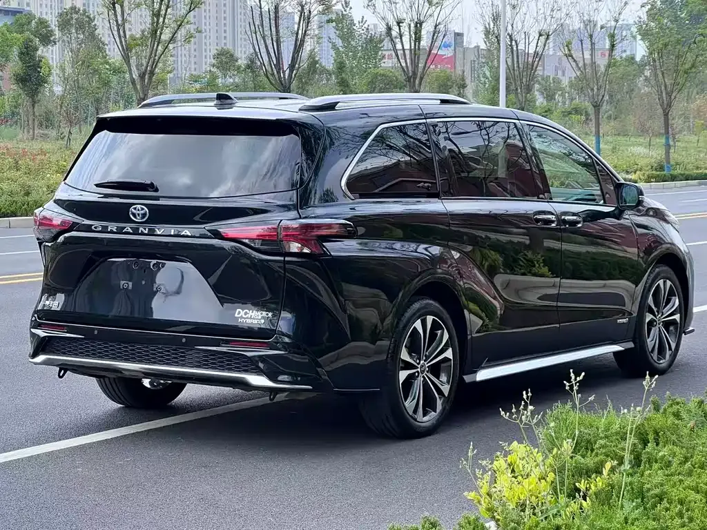 Toyota Granvia — фото 4