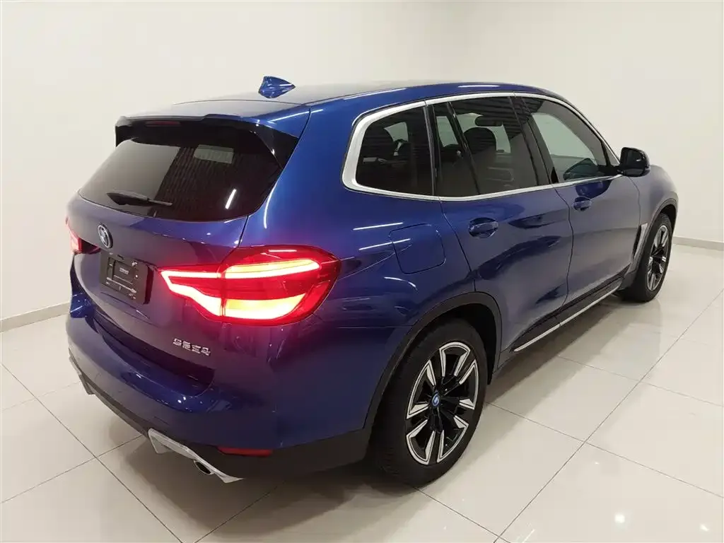 BMW iX3 — фото 3