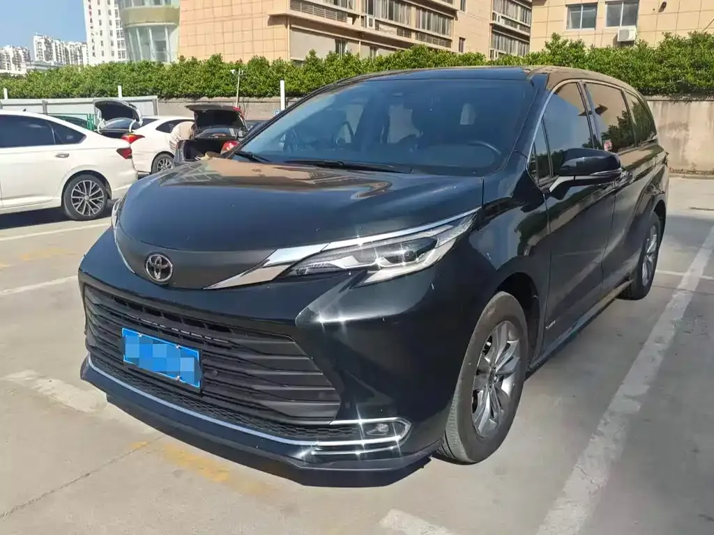Toyota Sienna — фото 1