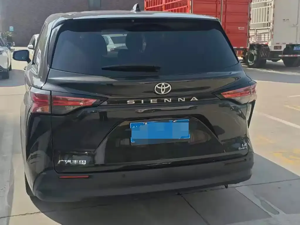 Toyota Sienna — фото 7