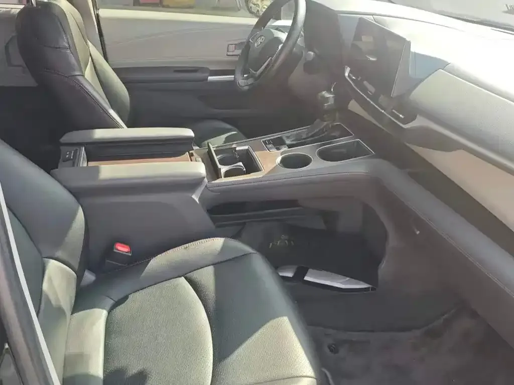 Toyota Sienna — фото 2