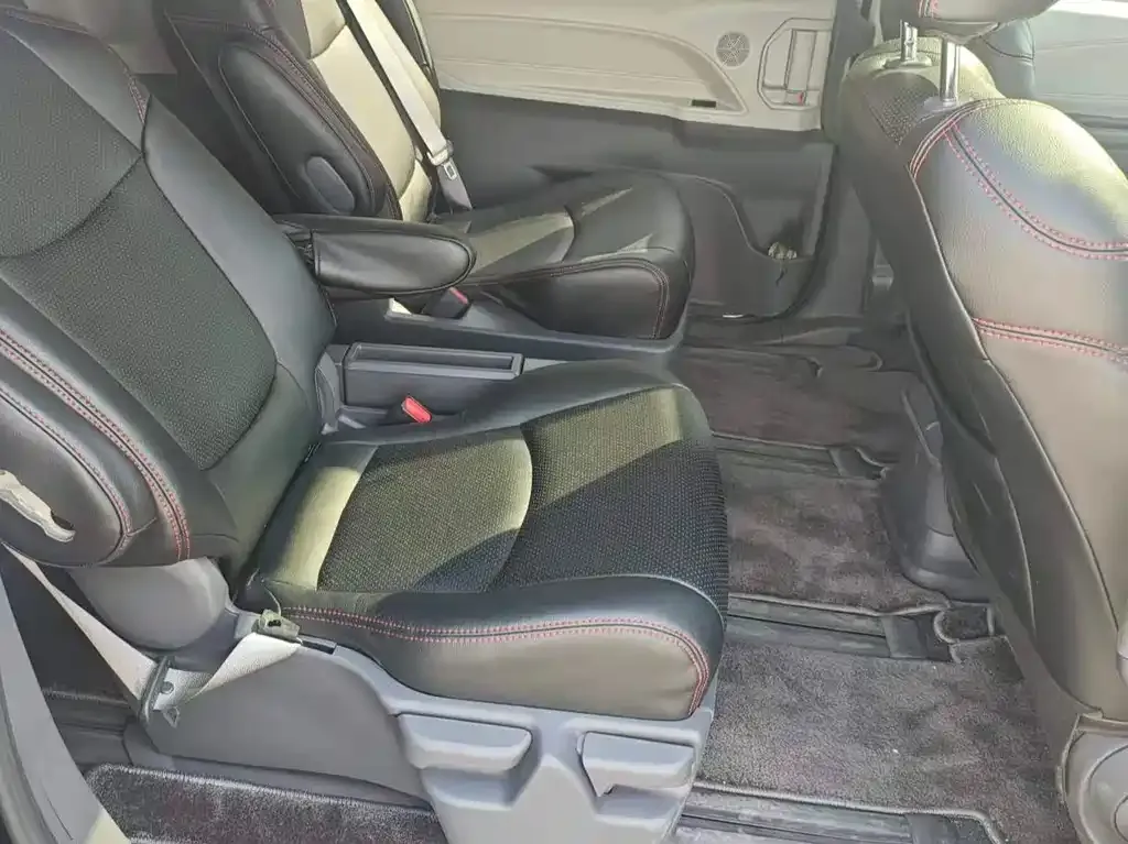 Toyota Sienna — фото 9