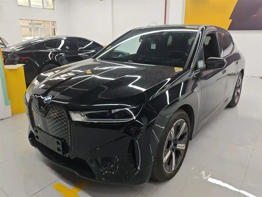 BMW iX — фото 1