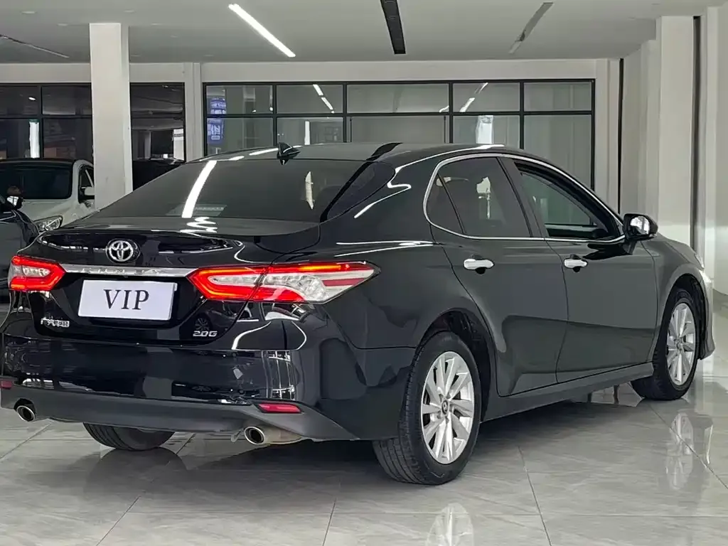Toyota Camry — фото 2