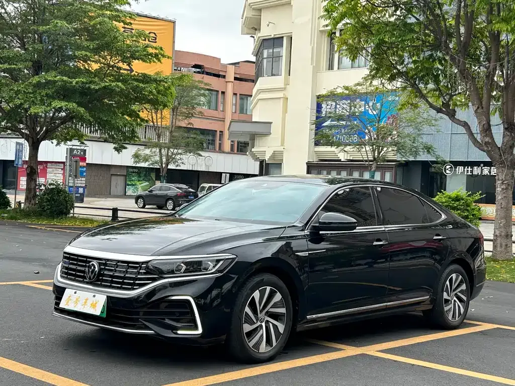 Volkswagen Passat New Energy — фото 1
