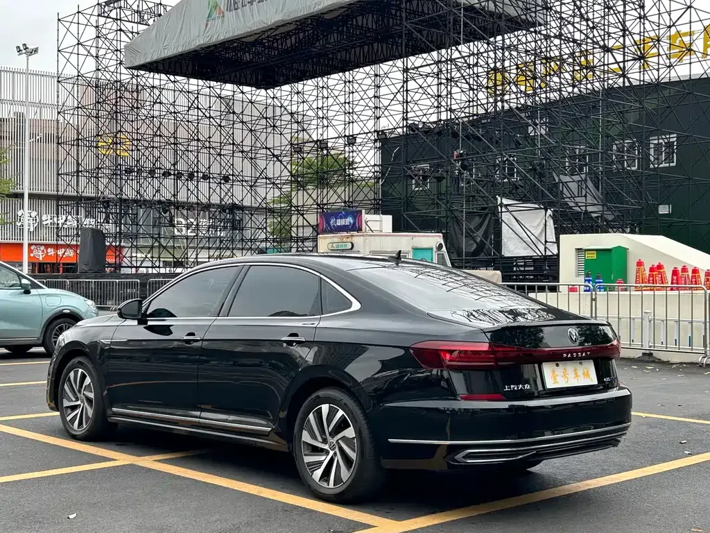 Volkswagen Passat New Energy — фото 10