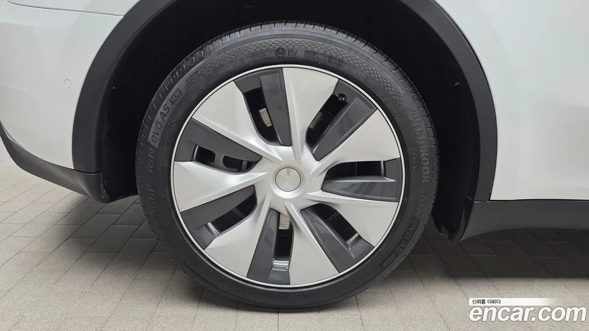 Tesla Model Y — фото 9