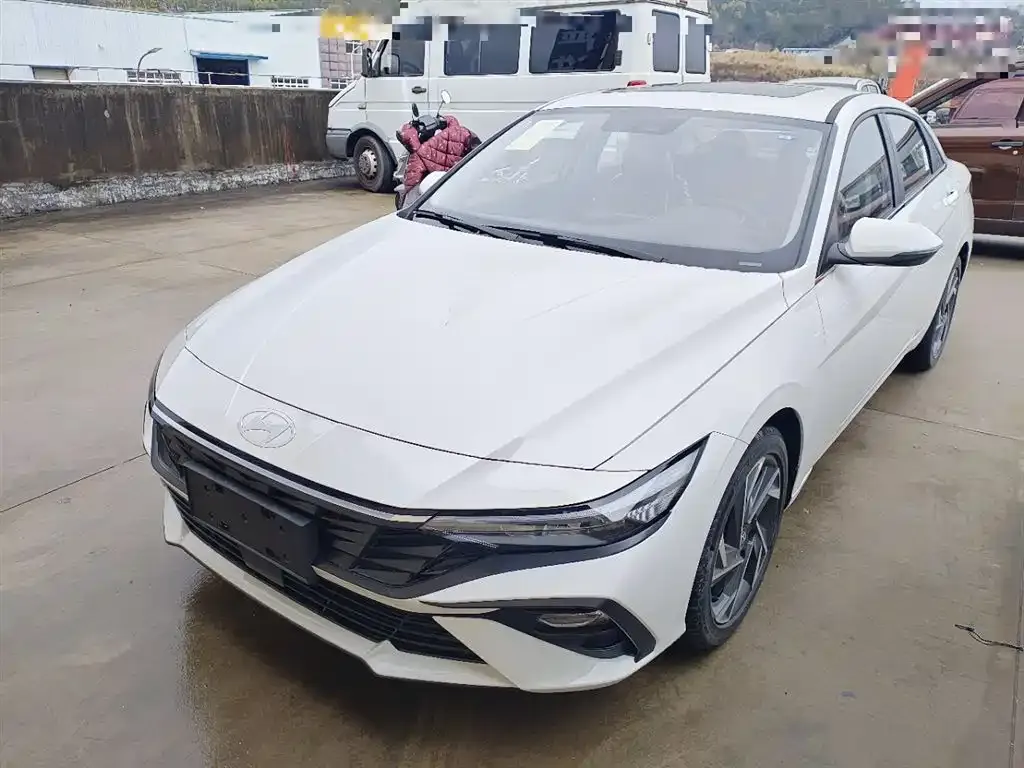 Hyundai Elantra — фото 1