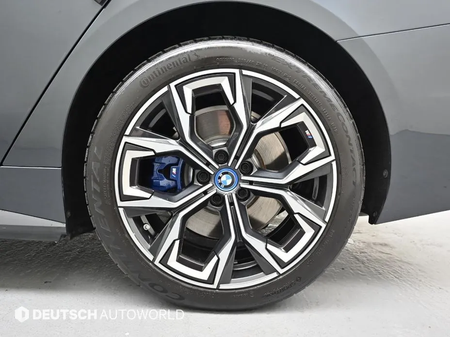 BMW i4 — фото 10