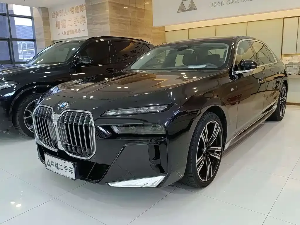 BMW 7 Series — фото 1
