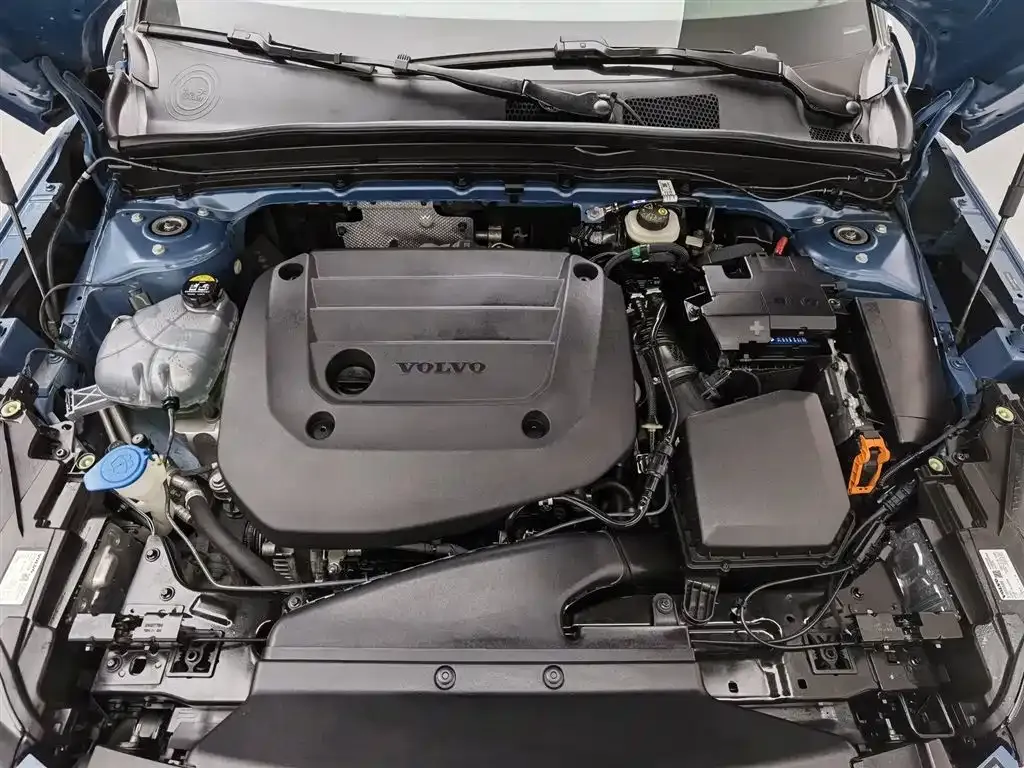 Volvo XC40 — фото 10