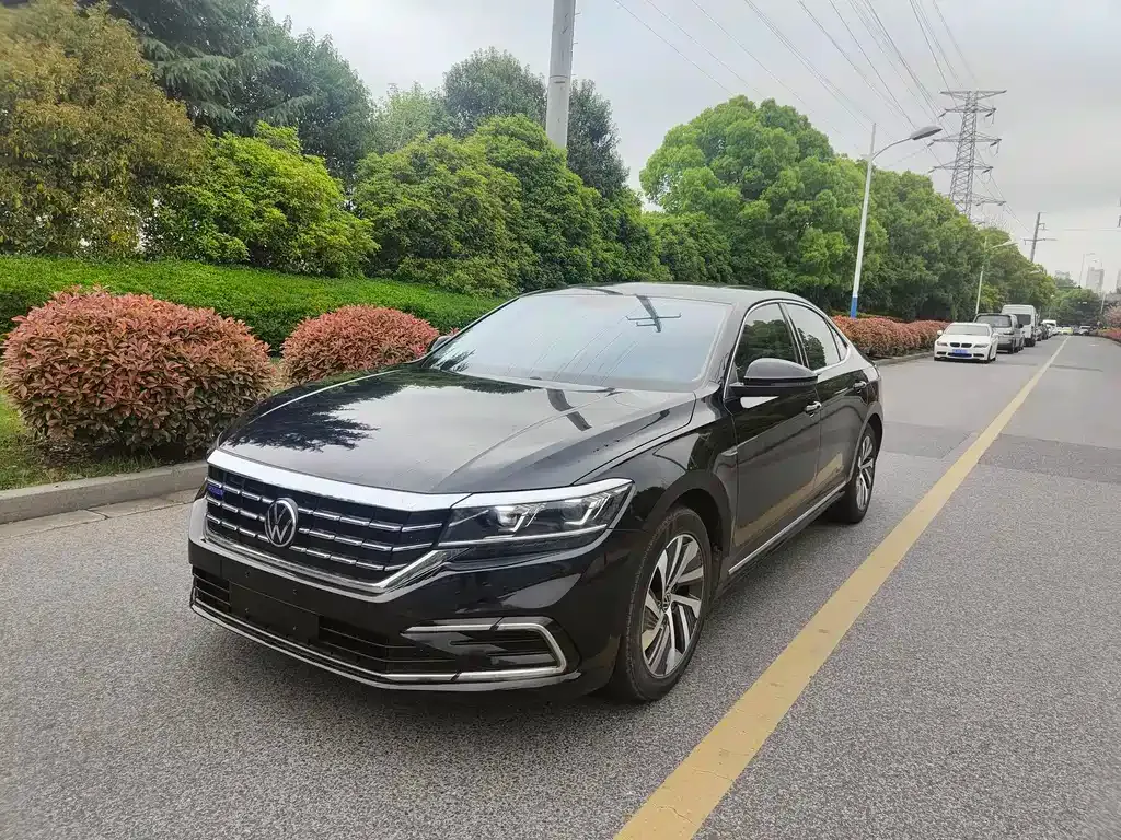 Volkswagen Passat New Energy — фото 1