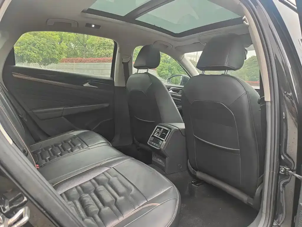 Volkswagen Passat New Energy — фото 2