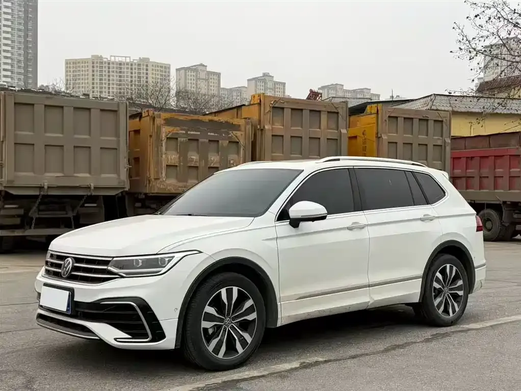 Volkswagen Tiguan L — фото 1