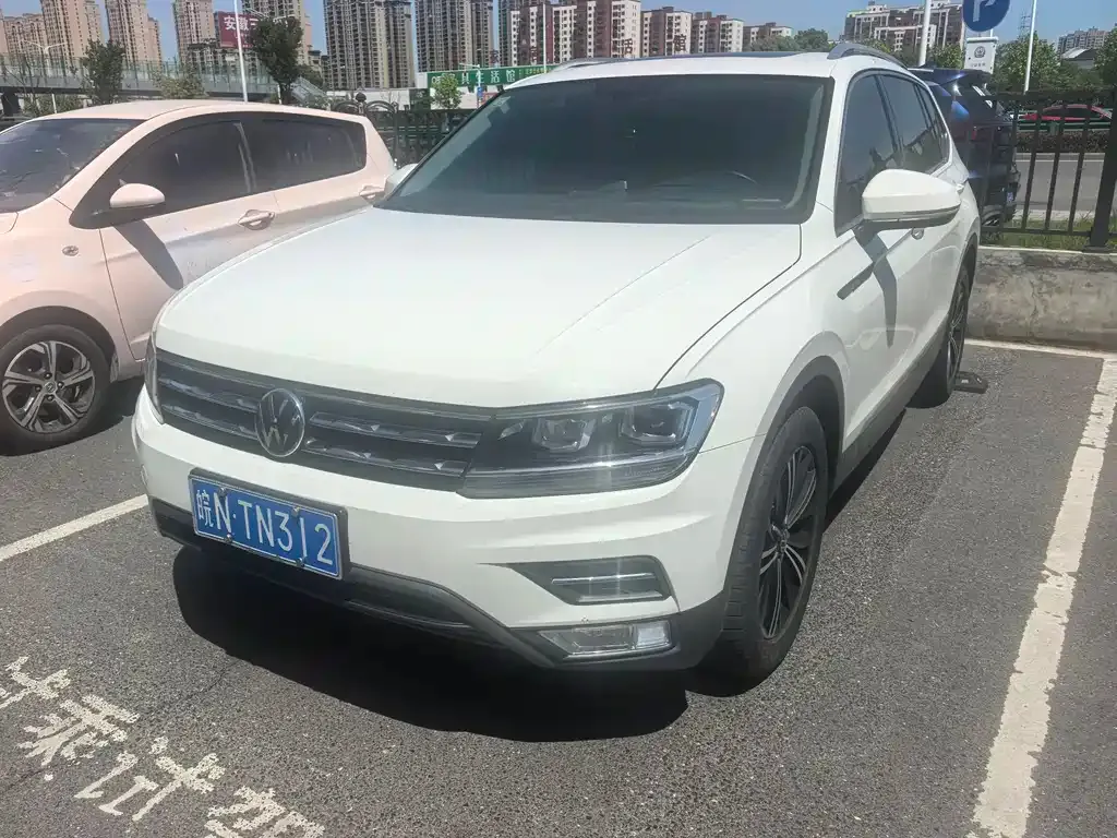 Volkswagen Tiguan L — фото 1