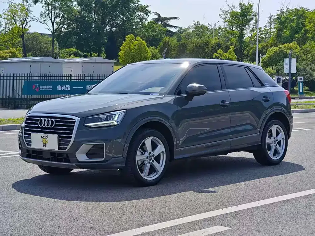 Audi Q2L — фото 1