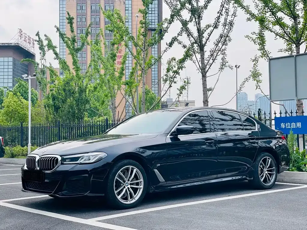 BMW 5 Series — фото 1