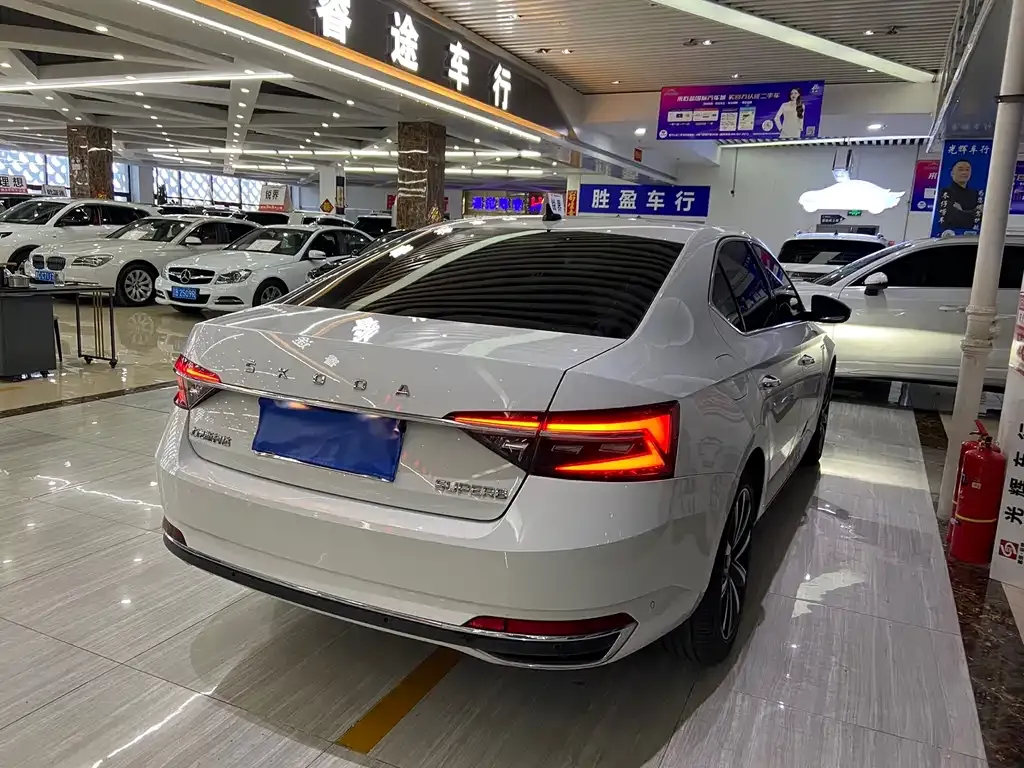 Skoda Superb — фото 9