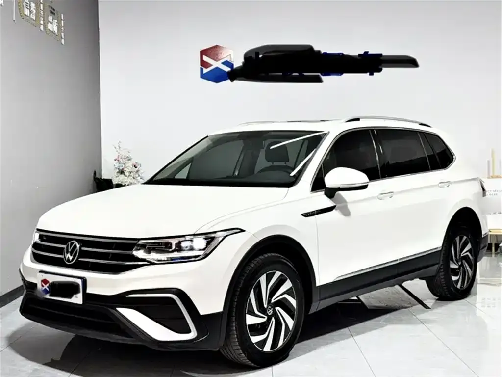 Volkswagen Tiguan L — фото 1