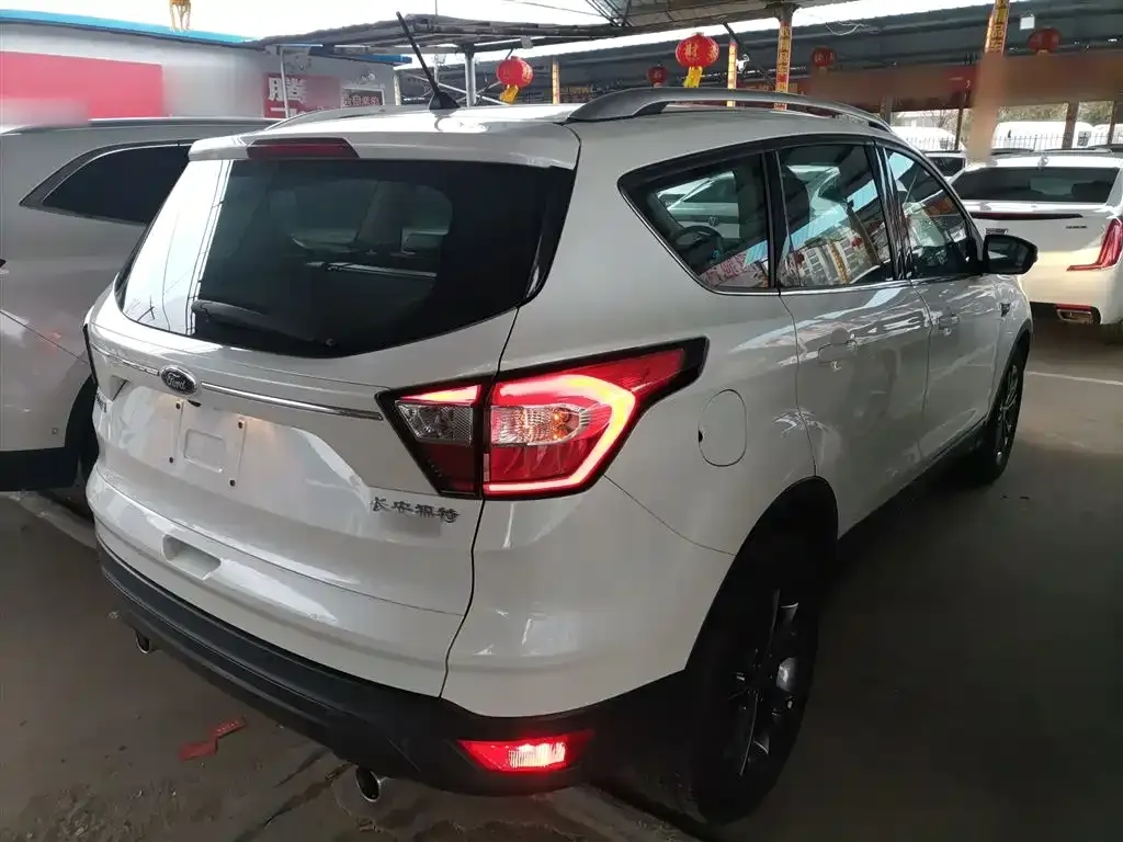 Ford Kuga — фото 5