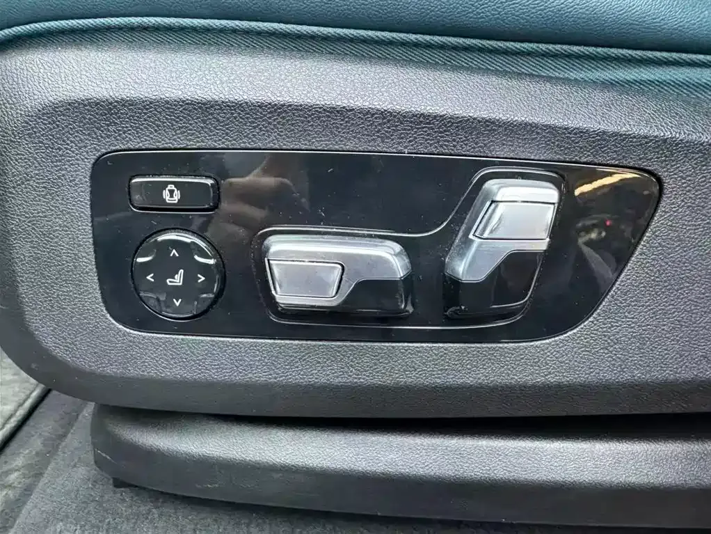 BMW XM — фото 10