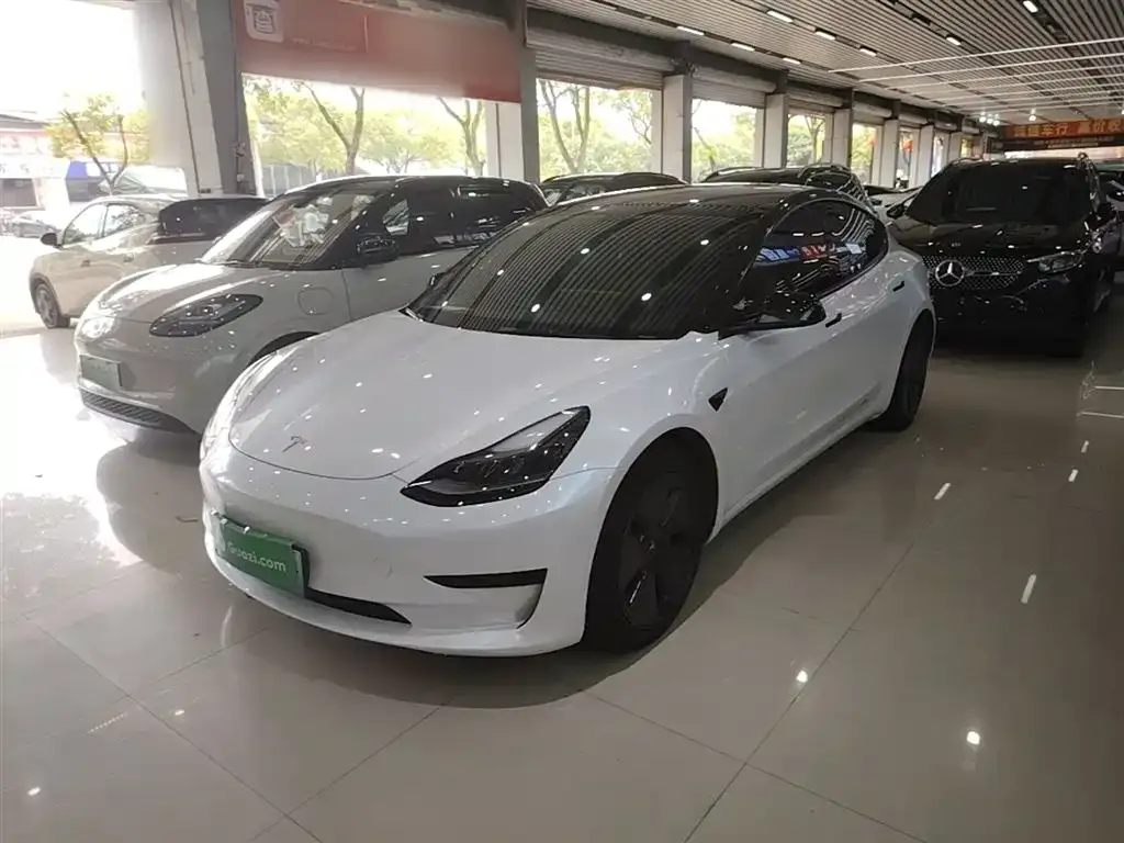Tesla Model 3 — фото 1