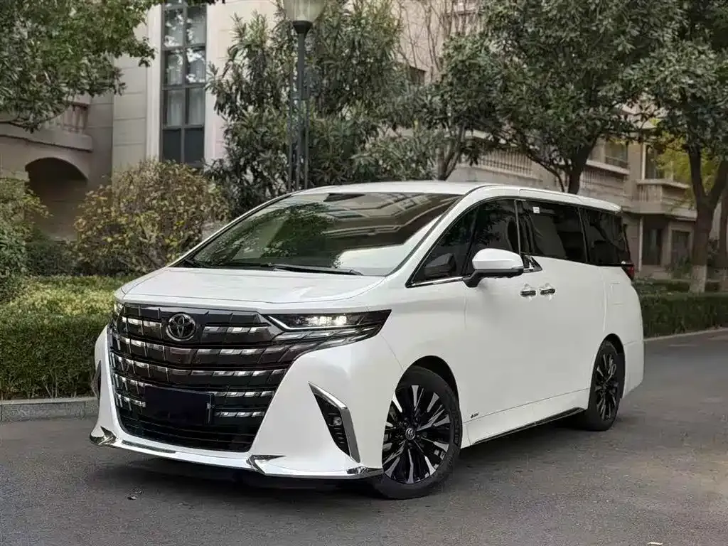 Toyota Alphard — фото 1