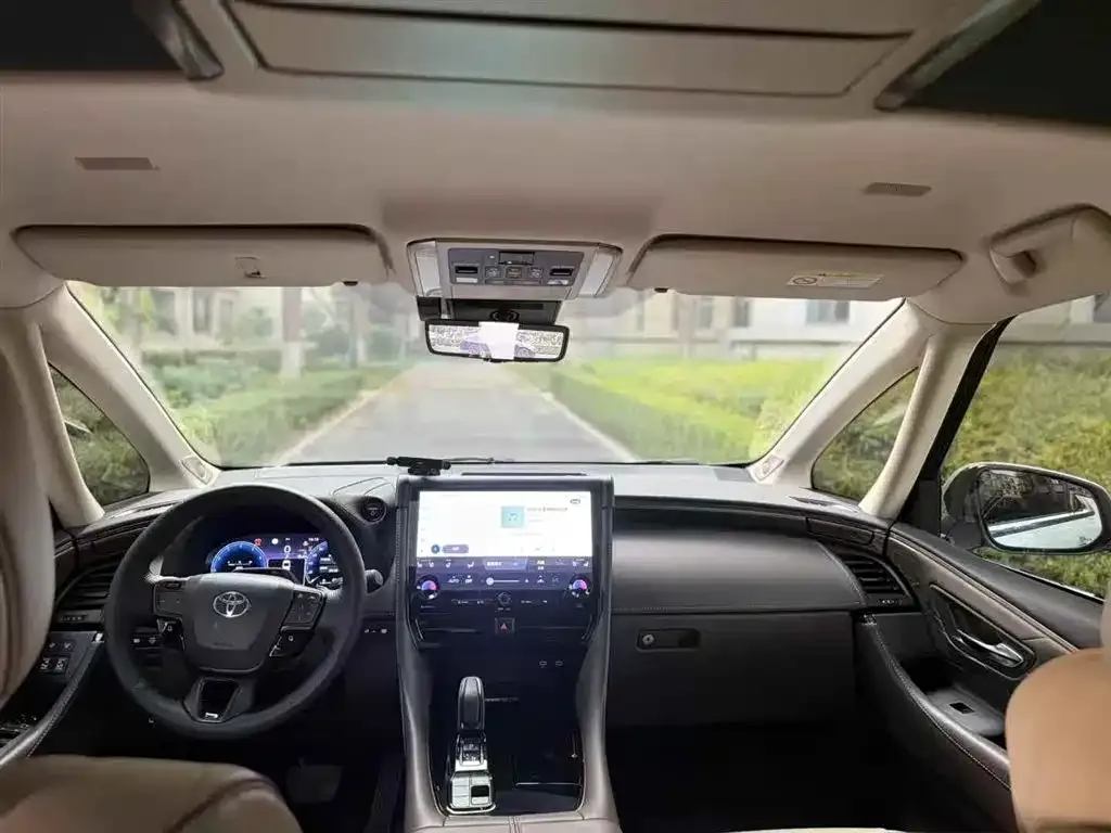 Toyota Alphard — фото 2