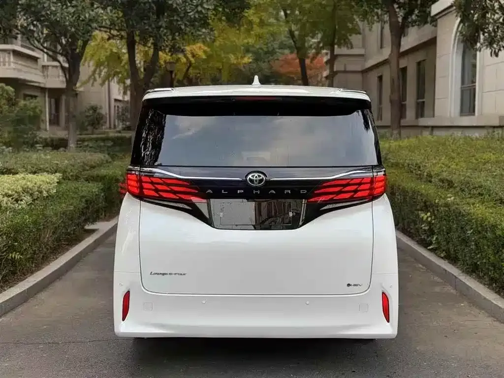 Toyota Alphard — фото 9