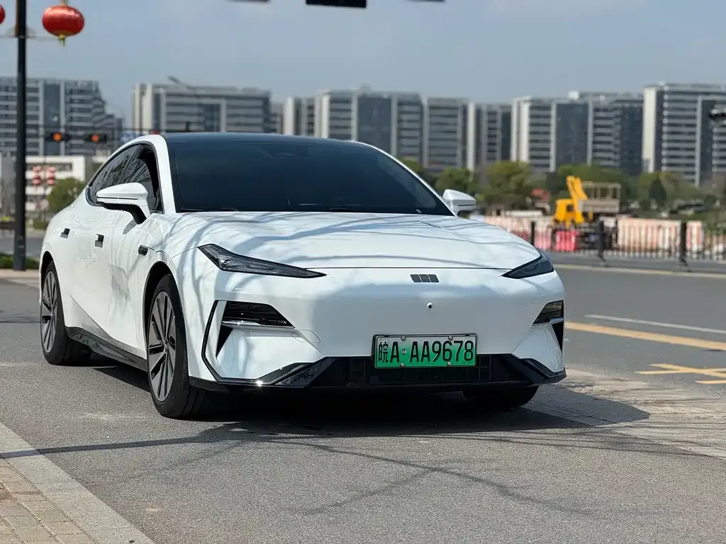 Geely Galaxy E8 — фото 10