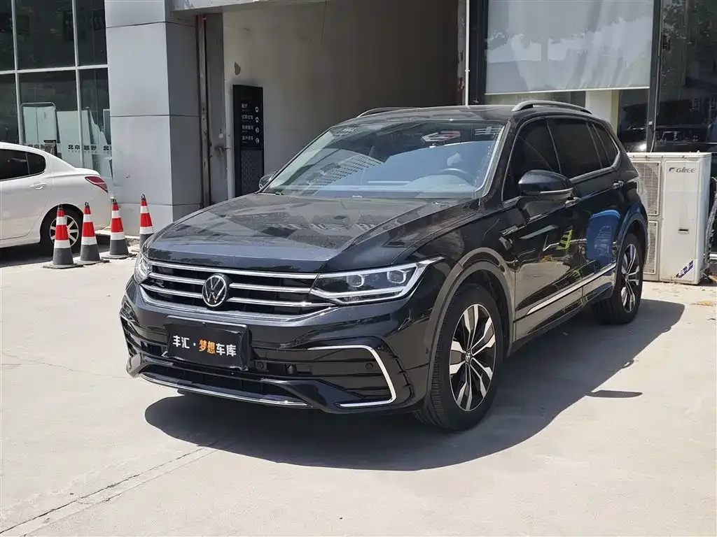 Volkswagen Tiguan L — фото 1