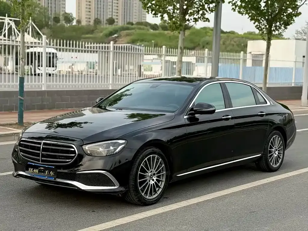 Mercedes-Benz E-Class — фото 1