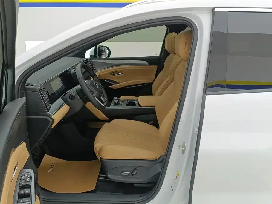 BYD L DM-i — фото 3