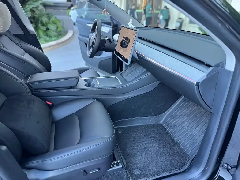 Tesla Model Y — фото 10