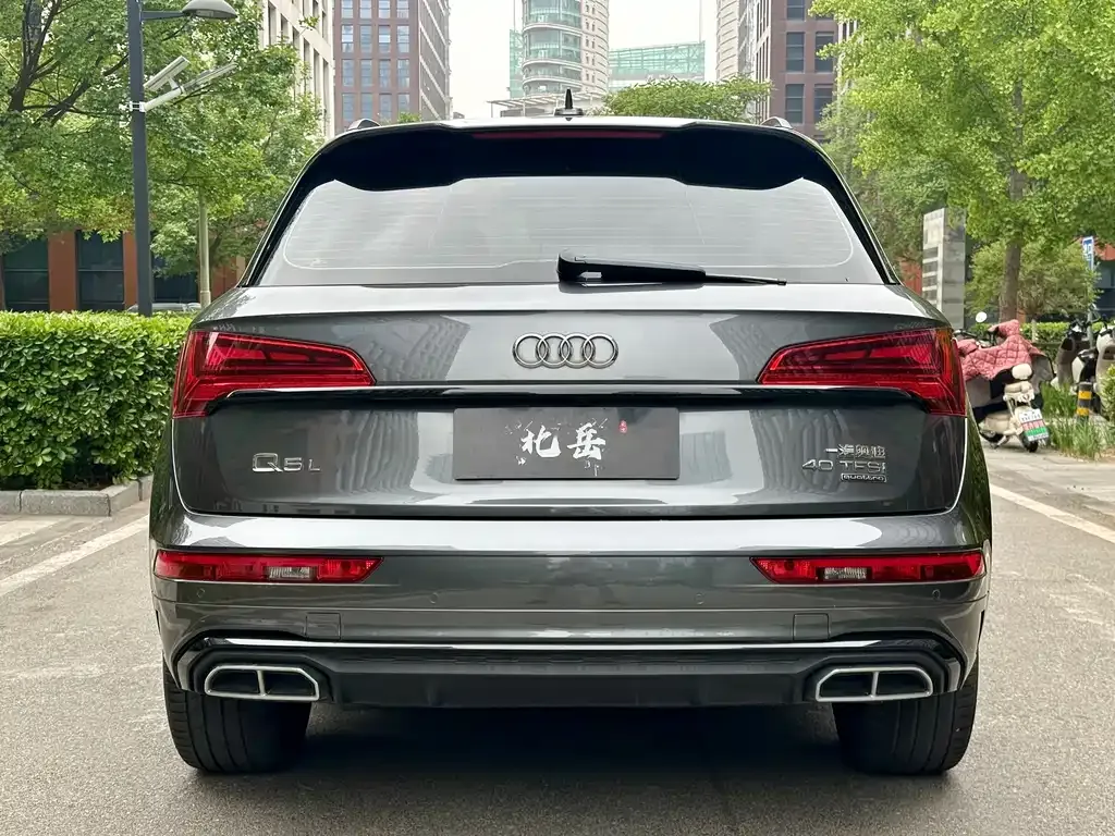 Audi Q5L — фото 10