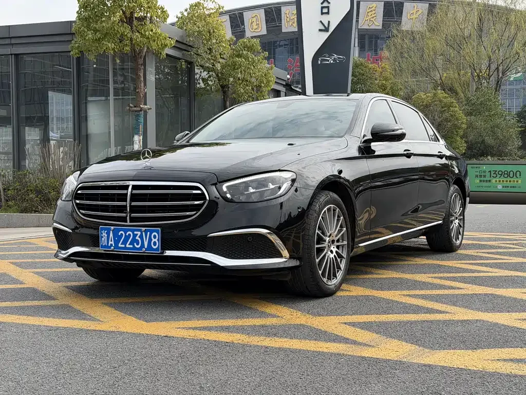 Mercedes-Benz E-Class — фото 1